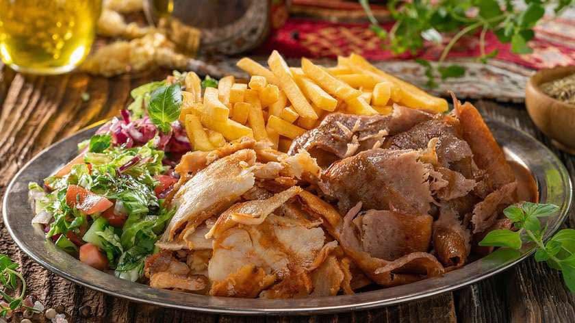 Talerz kebab z frytkami i sałatką